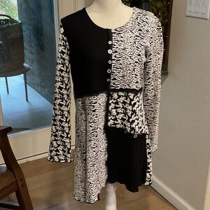Black and White Women's Tunic. NWOT Super fun tunic!